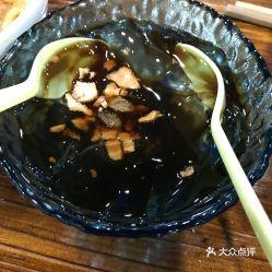 钟家村吃瓜,瓜香四溢，品味夏日里的悠闲时光
