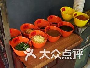钟家村吃瓜,瓜香四溢，品味夏日里的悠闲时光