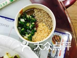 钟家村吃瓜,瓜香四溢，品味夏日里的悠闲时光