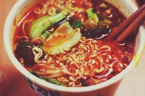 小呆瓜吃泡面,小呆瓜的泡面美食之旅
