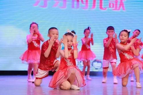 每日聪慧吃瓜大学舞,大学舞动青春风采
