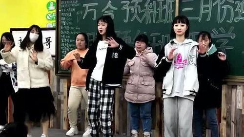 学校晚会跳舞吃瓜,舞蹈盛宴与甜蜜瓜果共享