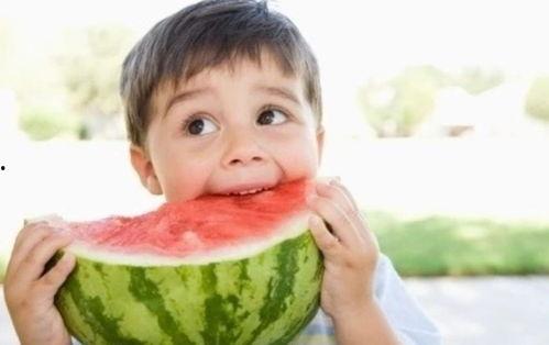 搞笑文案吃瓜引流,瓜田奇遇，快来一起吃瓜狂欢！