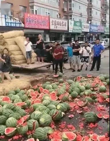 水城广场吃瓜事件,一场引发热议的街头冲突