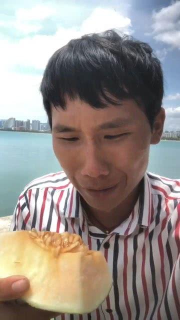 摄影老师吃瓜,摄影老师趣味吃瓜瞬间