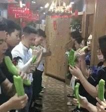 吃瓜表演搞笑图片,笑料横生！吃瓜表演搞笑瞬间大盘点