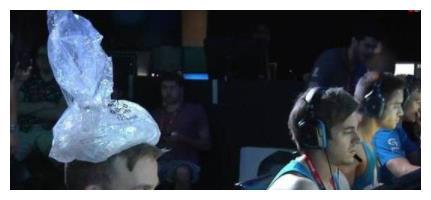 吃瓜表演搞笑图片,笑料横生！吃瓜表演搞笑瞬间大盘点