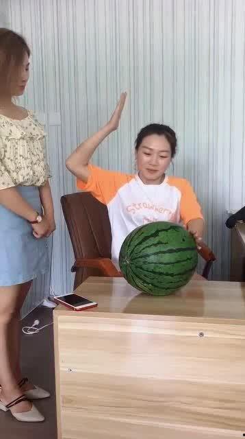 几个阿姨吃瓜,几位阿姨的欢乐吃瓜时光