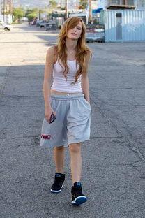 街拍吃瓜群众美女,街拍美女生动演绎时尚态度