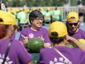 公路吃瓜大爷,见证时代变迁的平凡身影