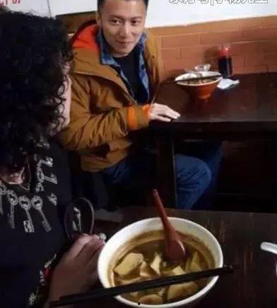 大妈聊天吃瓜,揭秘吃瓜群众的日常趣事