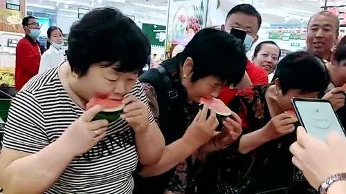 大妈聊天吃瓜,揭秘吃瓜群众的日常趣事