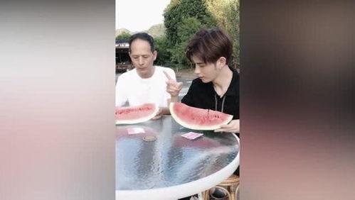 帅哥吃瓜的图片